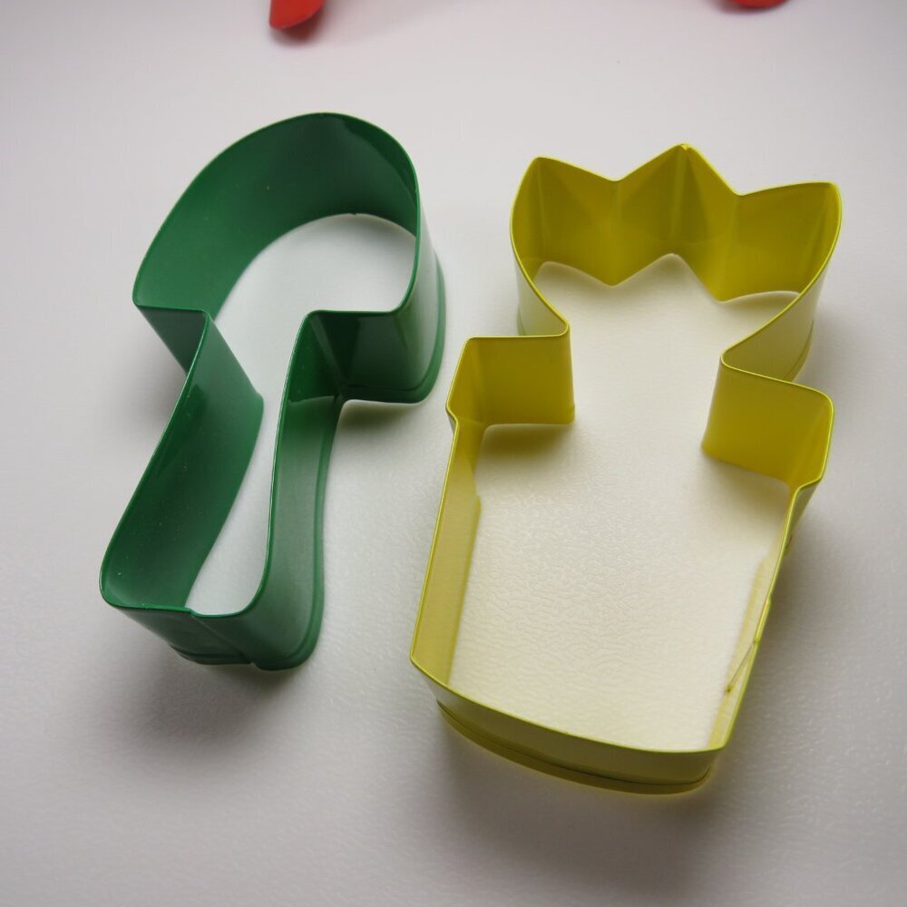 Cookie Cutters Metal Spring Tulip in Pot & Shovel Enamel Painted